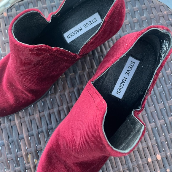 Steve Madden “Adelphiv” leather and RED velvet booties with heal size 8.5 - Picture 2 of 5